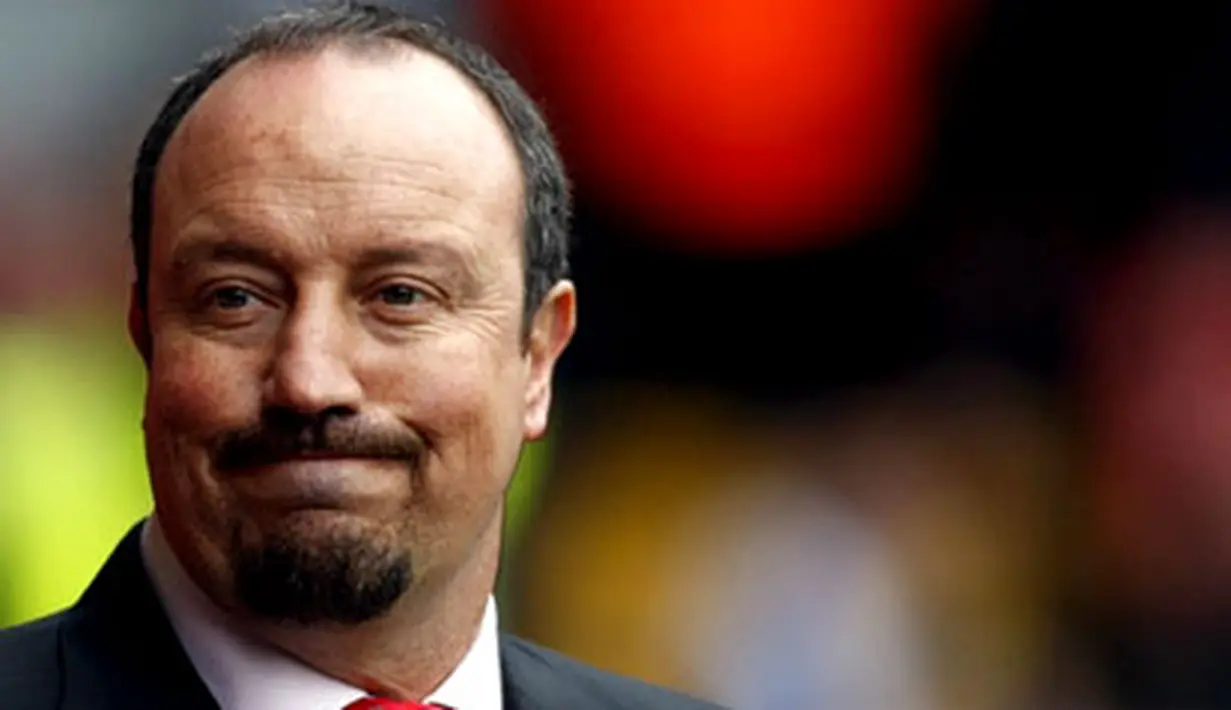 Liverpool 's Spanish manager Rafael Ben&iacute;tez prepares for his team to take on Wigan Athletic in their English Premier League football match at Anfield in Liverpool, north west England on October 18, 2008. AFP PHOTO/PAUL ELLIS