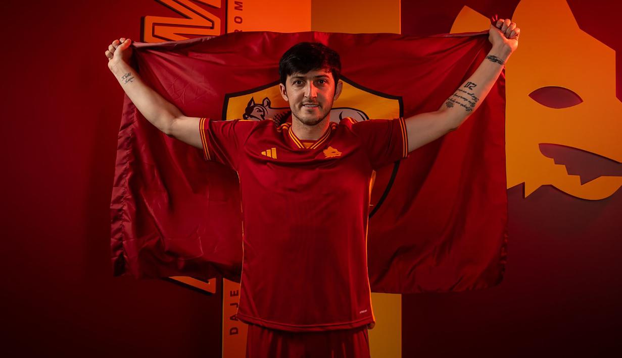 Sardar Azmoun asal Iran didatangkan AS Roma pada awal musim 2023/2024 dari Bayer Leverkusen dengan status pinjaman selama semusim. Ia diplot untuk sementara menggantikan posisi Tammy Abraham di lini depan AS Roma yang masih mengalami cedera. (asroma.com)