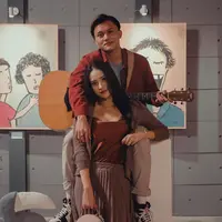 Rizky Febian, belum lama ini sering kali mengingkap rasa kagumnya terhadap perempuan cantik bernama Anya Geraldine. Bermimpi bisa foto bareng, akhirnya laki-laki bersuara merdu ini berhasil mewujdukannya. (Instagram/rizkyfbian)