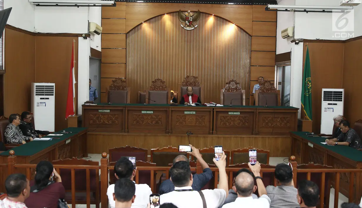 Suasana sidang praperadilan Gubernur Aceh nonaktif Irwandi Yusuf di PN Jakarta Selatan, Rabu (24/10). Hakim tunggal Riyadi Sunindyo menolak permohonan praperadilan Irwandi Yusuf. (Liputan6.com/Herman Zakharia)