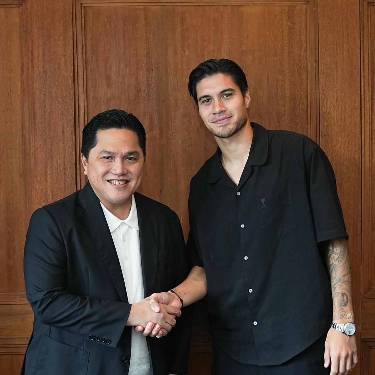 Potret Kevin Diks Kala Momong Anak, Jadi Suami dan Ayah Idaman