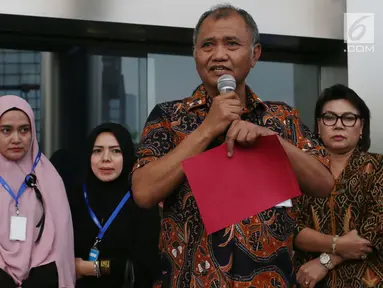Ketua KPK Agus Rahardjo memberi sambutan saat doa bersama untuk Novel Baswedan di gedung KPK, Jakarta, Kamis (20/7). Acara ini memperingati 100 hari peristiwa penyerangan terhadap penyidik senior KPK, Novel Baswedan. (Liputan6.com/Helmi Afandi)