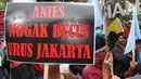 Massa dari Pergerakan Pemuda Jakarta (PPJ) melakukan aksi unjuk rasa di depan Balaikota, Jakarta, Senin (5/11). PPJ mengkritik penataan pedagang kaki lima yang kembali semerawut. (Merdeka.com/Arie Basuki)
