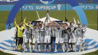 Pemain Juventus mengangkat Piala Super Italia usai kalahkan Napoli di stadion Mapei di Reggio Emilia, Italia, Rabu, 20 Januari 2021. Juventus memenangkan pertandingan tersebut 2-0. (Foto AP / Antonio Calanni)