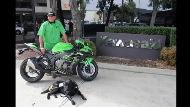 Ben Felten pria tunanetra yang berhasil memecahkan rekor tercepat mengendarai motor Kawasaki Ninja  ZX-10R