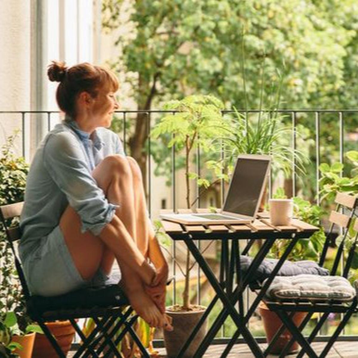 Ilustrasi Taman untuk WFH di Balkon (©Pinterest)