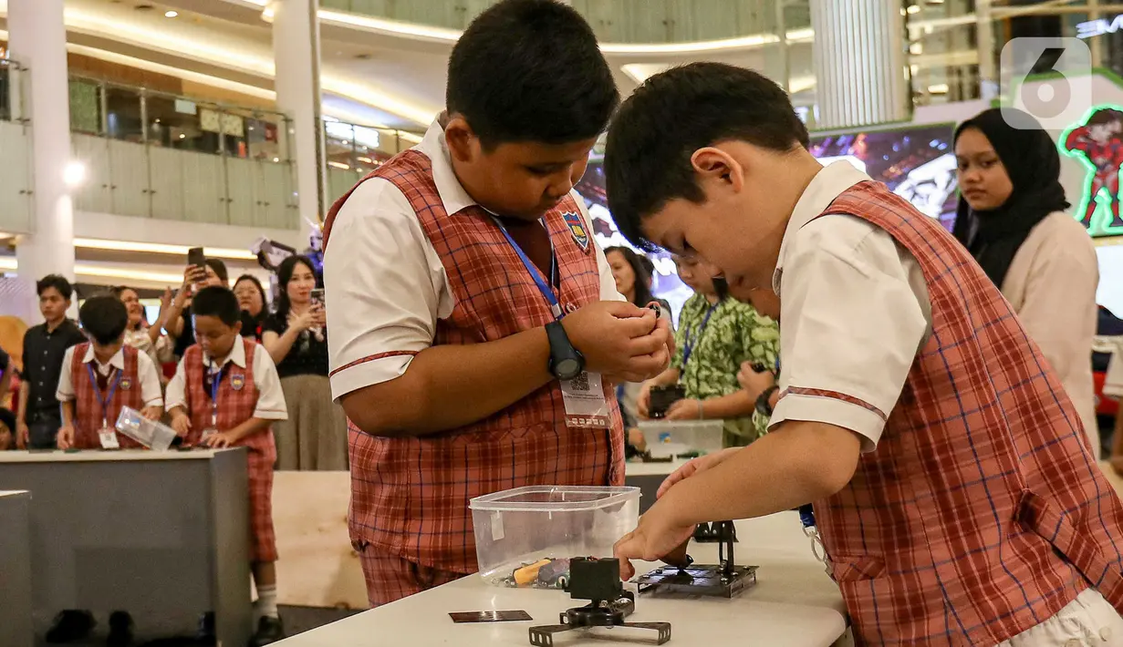 AI and Robotic Innovation Expo 2024 merupakan wadah kompetisi dalam bidang robotika yang dihadiri oleh siswa mitra sekolah. (Liputan6.com/Herman Zakharia)