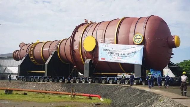Mempercepat peremajaan unit RCC, Pertamina melalui Tim Project Balongan berhasil mendatangkan Reaktor, sebuah peralatan inti pada unit RCC pada pada 11 Januari 2022. (Dok Pertamina)
