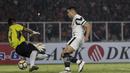 Proses terjadinya gol yang dicetak bek Madura United, Fabiano Beltrame, ke gawang Persija Jakarta pada laga Liga 1 di SUGBK, Jakarta, Sabtu (12/5/2018). Persija kalah 0-2 dari Madura United. (Bola.com/Vitalis Yogi Trisna)