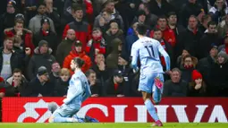 Pemain Burnley, Jay Rodriguez, melakukan selebrasi usai membobol gawang Manchester United pada laga Premier League di Stadion Old Trafford, Kamis (23/1/2020). Manchester United takluk 0-2 dari Burnley. (AP/Martin Rickett)