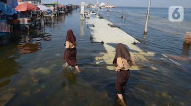Banjir Rob Rendam Pelabuhan Kali Adem