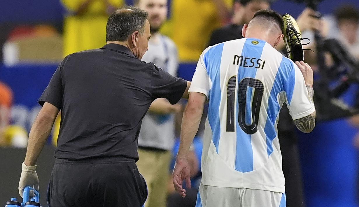 Kapten Timnas Argentina, Lionel Messi berjalan ke luar lapangan usai mengalami cedera saat menghadapi Timnas Kolombia pada laga final Copa America 2024 di Hard Rock Stadium, Florida, Amerika Serikat, Minggu (14/7/2024). (AP Photo/Rebecca Blackwell)