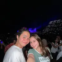 Tissa Biani tak ketinggalan euforia Bruno Mars di Jakarta. Nonton hari terakhir, Tissa tampil menawan dengan kaos pendek dan celana denimnya.  Di sampingnya, tentu ada sang kekasih, Dul Jaelani yang juga mengenakan kaos berwarna putih. [@tissabiani].