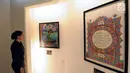 Pengunjung melihat pameran kaligrafi yang dipamerkan pada Ramadan Raya Feast di Pasaraya Blok M, Jakarta, Selasa (5/6). Selain kaligrafi, ada juga pameran Alquran terkecil, terbesar dan terunik. (Liputan6.com/Helmi Fithriansyah)