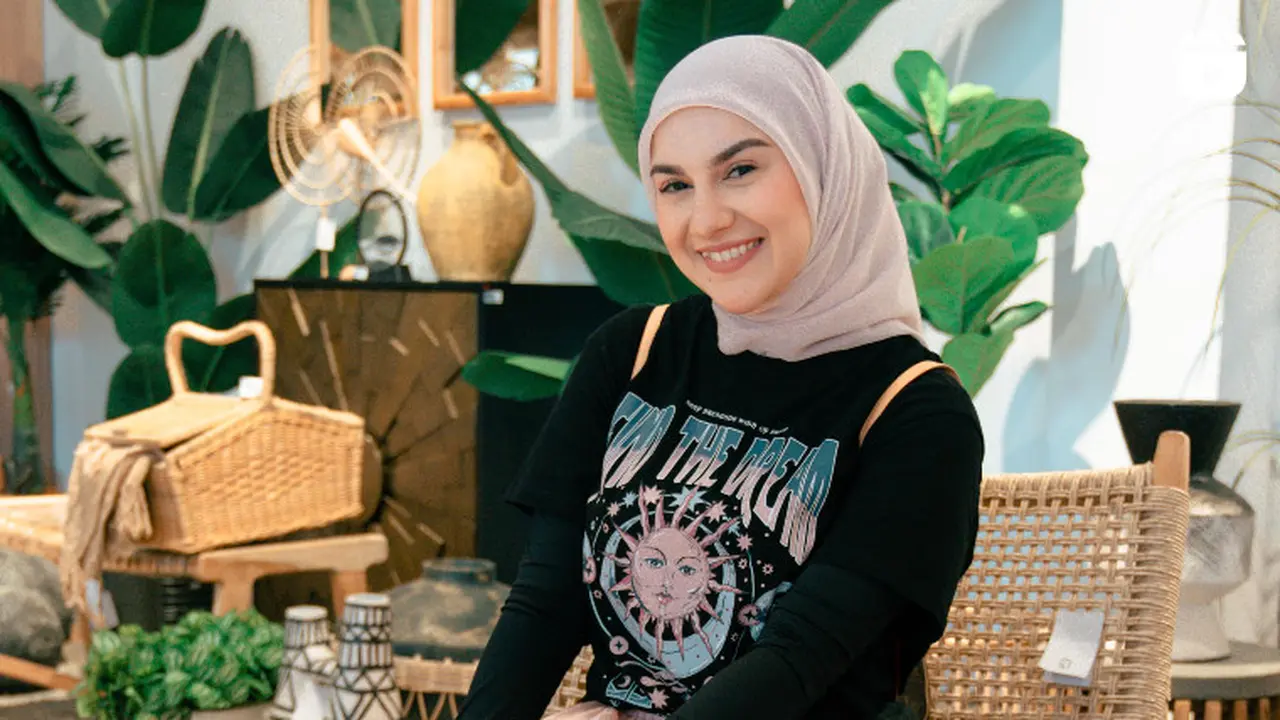 8 OOTD Hijab Bergaya Feminin yang Simple dari Syifa Hadju hingga Inara Rusli