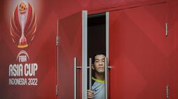 Seorang wasit sedang mengintip lapangan pertandingan sebelum laga perempat final FIBA Asia Cup 2022 antara Korea Selatan melawan Selandia Baru pada Kamis (21/07/2022) di Istora Senayan, Jakarta. (Bola.com/Bagaskara Lazuardi)