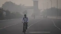Masker kembali terlihat di jalanan ketika penduduk ibu kota bergulat dengan lonjakan polusi udara tahunan yang telah melanda wilayah tersebut. (AP Photo/Altaf Qadri)