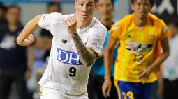 Penyerang Sagan Tosum Fernando Torres mengejar bola saat bertanding melawan Vegalta Sendai di J-League di Tosu, prefektur Saga, Jepang, (22/7).  Dalam debutnya, Torres yang baru turun di awal babak kedua kalah 1-0. (Takuto Kaneko/Kyodo News via AP)