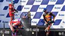 Jorge Martin tidak tinggal diam. Dia sukses kembali menyalip Brad Binder dan mempertahankan posisi hingga lomba selesai. Brad Binder berada pada urutan kedua, tapi harus merelakan status itu ke Francesco Bagnaia karena dihukum usai melebihi batas lintasan. (AP Photo/Kittinun Rodsupan)