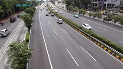 Sejumlah kendaraan melintasi Jalan Tol Pancoran, Jakarta, Senin (12/9). Jalanan di Ibu Kota Jakarta tampak lengang pagi hingga menjelang siang karena warga sedang merayakan Idul Adha 1437 H. (Liputan6.com/Helmi Afandi)