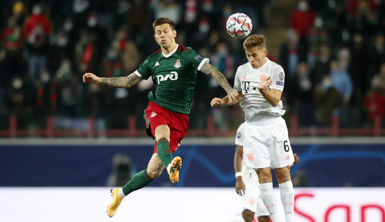 Gelandang Bayern Munchen, Joshua Kimmich, berebut bola dengan gelandang Lokomotiv Moscow, Fedor Smolov, pada laga lanjutan Liga Champions 2020/2021 di RZD Arena, Rabu (28/10/2020) dini hari WIB. Bayern Munchen menang 2-1 atas Lokomotiv. (AFP/Maxim Shemetov/pool)