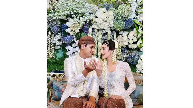 6 Pesona Varsha Strauss Istri Bule Panji Trihatmodjo saat Pakai Kebaya, Banjir Pujian