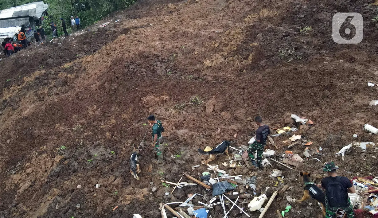 Foto udara saat tim SAR gabungan mencari korban yang tertimbun longsor akibat gempa berkekuatan magnitudo 5,6 di Cijendil, Kabupaten Cianjur, Jawa Barat, Rabu (23/11/2022). Puluhan warga di kawasan itu diperkirakan masih tertimbun longsor pascagempa yang mengguncang Cianjur pada 21 November 2022. (Liputan6.com/Herman Zakharia)