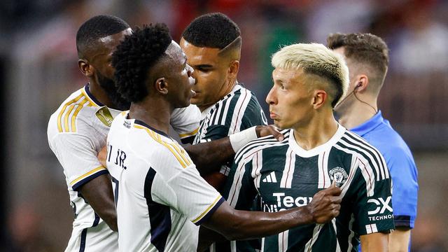 Foto: Momen Lisandro Martinez Kasih Keras Jude Bellingham saat MU Bertemu Real Madrid di Tur Pramusim