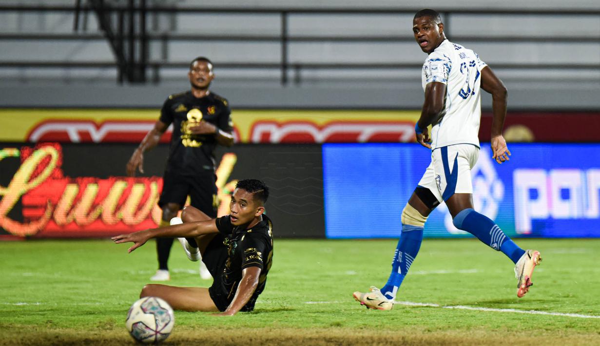 Persib terpaksa bermain dengan 10 personel saja. Penyebabnya, Ardi Idrus mendapat kartu kuning kedua setelah menjatuhkan Bruno Moreira yang membawa bola di menit ke-69. (Dok. Persib)