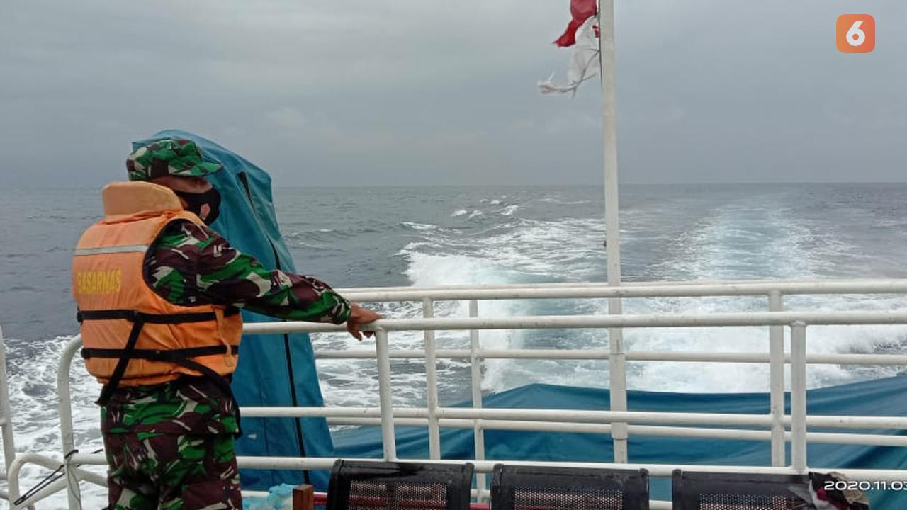 personel TNI dalam operasi pencarian korban tenggelam di banggai laut