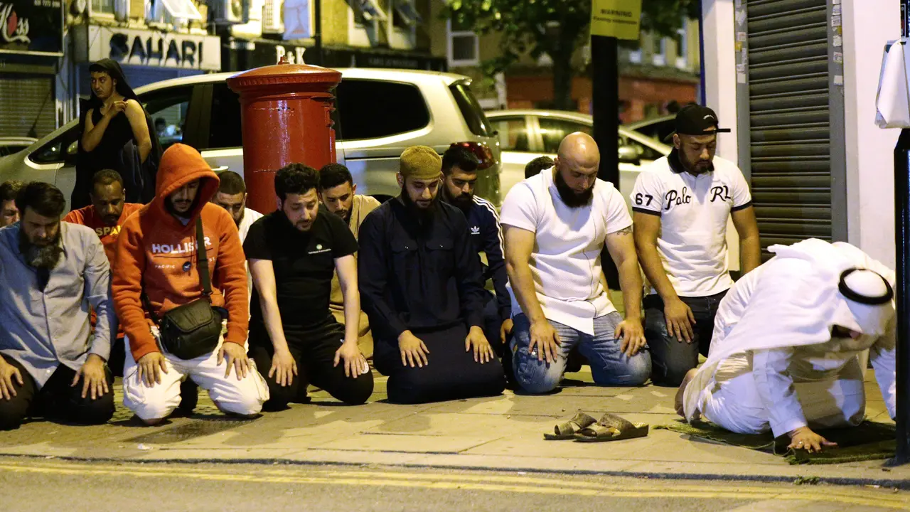 20170619-Muslim London Salat di Lokasi Insiden Penabrakan-AP