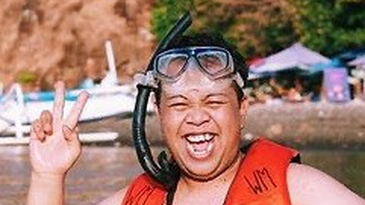 Keputusan Gilang terjun di dunia layar kaca awalnya tak disengaja. Ia semula hanya berperan sebagai desainer kostum acara Lapor Pak dan bekerja di balik layar.