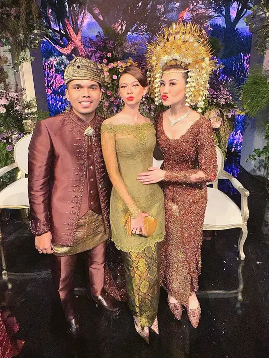 Yuki Kato juga kenakan kebaya sabrina dengan desain yang super simple tanpa payet berlebih. [@yukikt].