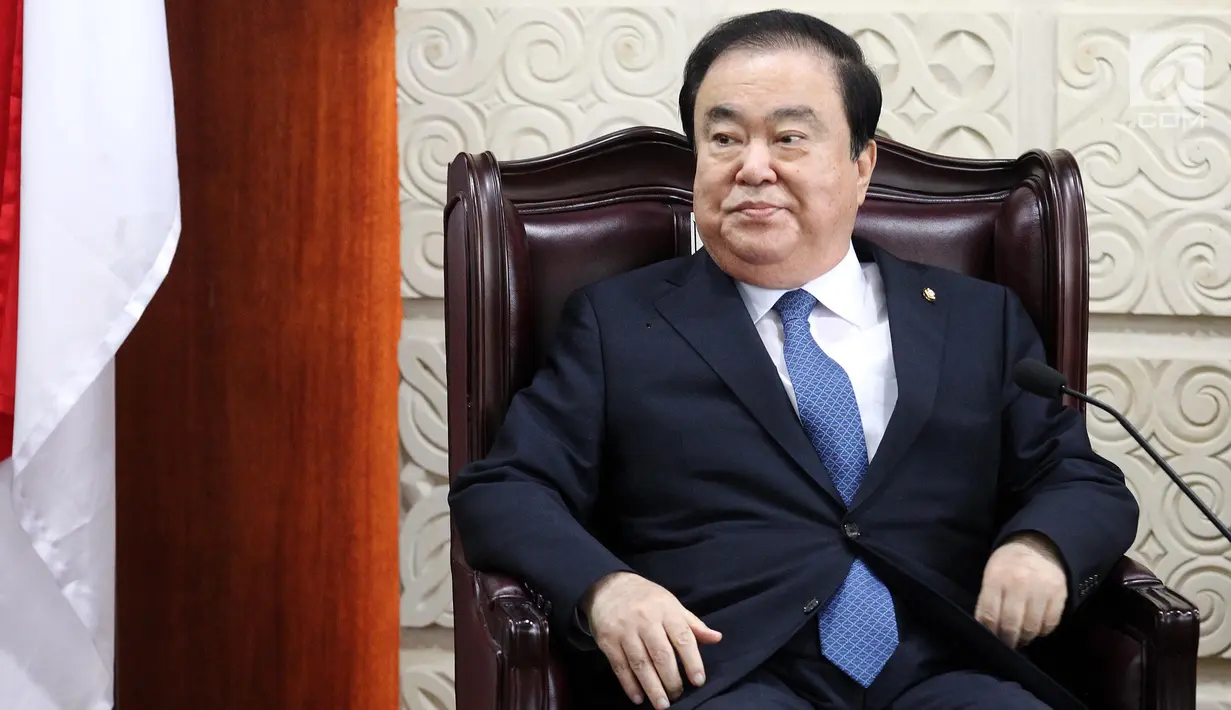 Ketua Parlemen Korea Selatan Moon Hee-sang saat berkunjung ke DPD RI di Senayan, Jakarta, Jumat (14/9). Pertemuan membicarakan hubungan bilateral antarparlemen. (Liputan6.com/JohanTallo)