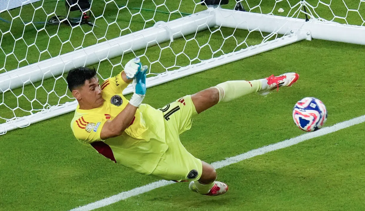 Kiper Inter Miami, Oscar Ustari, berusaha menghalau bola saat melawan Al Ahly pada pertandingan pembuka Grup A Piala Dunia Antarklub 2025 di Hard Rock Stadium pada Minggu (15/6/2025).