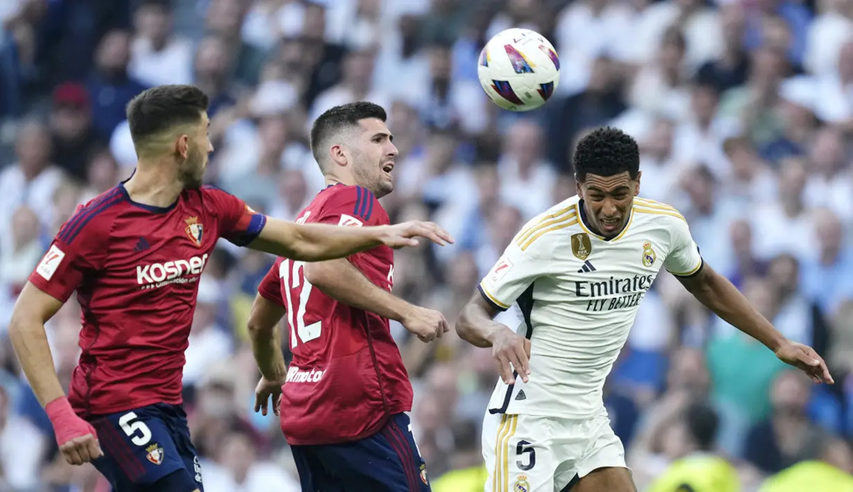 Pemain Real Madrid, Jude Bellingham, menyundul bola saat melawan Osasuna pada laga pekan ke-9 La Liga 2023/2024 di Stadion Santiago Bernabeu, Sabtu, (7/10/2023). (AP Photo/Jose Breton)
