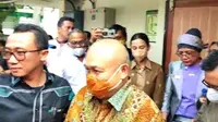 Mantan Gubernur Sumsel Alex Noerdin seusai menjalani sidang di PN Tipikor Palembang Sumsel (Liputan6.com / Nefri Inge)