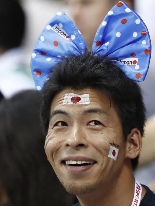 Pendukung Jepang menggunakan bando berbentuk pita di kepalanya saat meramaikan pertandingan cabang rennag dalam ajang Olimpiade 2016, di Rio de Janeiro, 7 Agustus 2016. (AFP PHOTO/Odd Andersen)