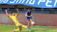 Foto: Sempat Tertunda Akibat Hujan Deras, Persib Tumbangkan Persebaya Lewat Gol Semata Wayang di BRI Super League
