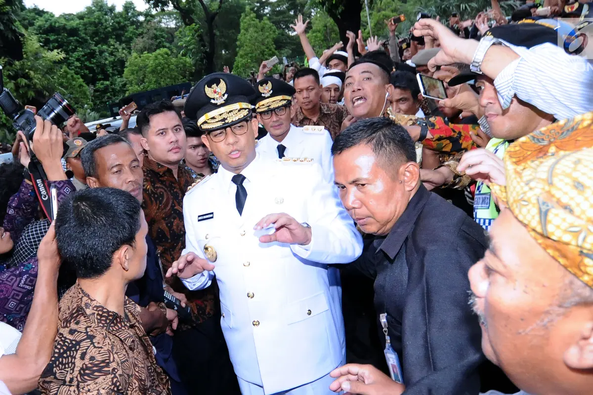 Warga Sambut Anies-Sandi di Balai Kota Jakarta