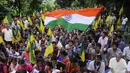 Pengunjuk rasa dari Front Rakyat Pribumi Tripura (IPFT) mengibarkan bendera India saat menggelar demo di Khamtingbari di dekat perbatasan Agartala, India, Senin (10/7). Mereka menuntut negara bagian Tripura terpisah. (AFP Photo/ Arindam Dey)