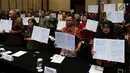 Penandatanganan kerja sama antara Dukcapil dengan 104 pelaku industri pasar modal terkait pemanfaatan data Ditjen Dukcapil, Jakarta, Jumat (21/12). Kerja sama ini untuk mempercepat pembukaan rekening investasi. (Liputan6.com/JohanTallo)