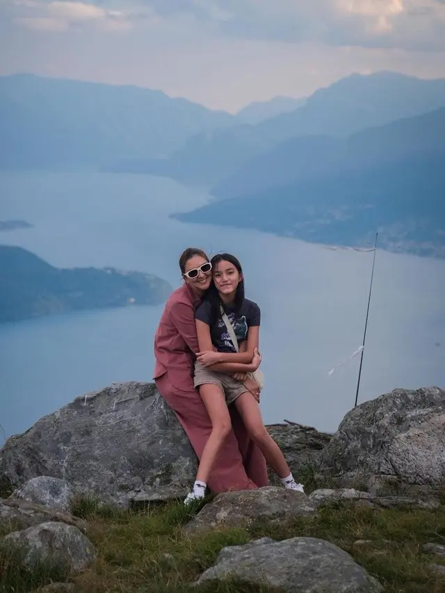 Darius Sinathrya berlibur di Italia bersama keluarga kecil