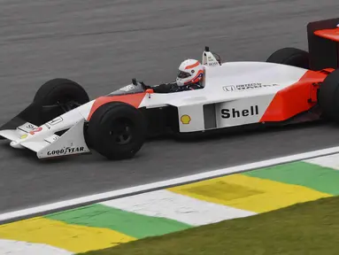 Pembalap McLaren, Aryton Senna pernah medapatkan bendera hitam kala berlaga di kandangnya sendiri, GP Brazil tahun 1988. Penyebabnya karena mobilnya mengalami kegagalan mesin dan ia terpakas menggunakan mobil cadangan saat bendera hijau mulai dikibarkan. (Foto: AFP/Nelson Almeida)