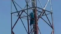 Seorang wanita nekat memanjat tower di Indragiri Hilir, Riau. Warga yang berada di lokasi kejadian berusaha menyelamatkan nyawa wanita itu.
