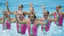 Penampilan tim renang synchronized putri Mexico pada FINA Swimming World Championships di Kazan Arena, Russia, Selasa (28/7/2015). (EPA/Patrick B. Kraemer)