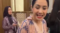 Adab Nagita Slavina Saat Ditawari Makan di Pernikahan Karyawannya Jadi Sorotan