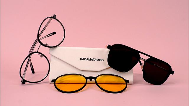 Membeli kacamata di markteplace. dok. Kacamatamoo