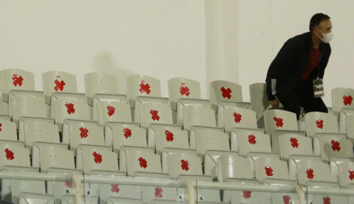 Begitu juga dengan bangku penonton yang sudah diberikan tanda. Pertandingan kali ini memang tidak melibatkan penonton, hanya offisial tim dan yang sudah terdaftar hanya bisa memasuki stadion. (Foto: Bola.com/M. Iqbal Ichsan)