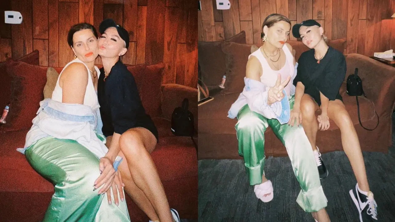 Agnez Mo tampak kompak berfoto bersama Nelly Furtado